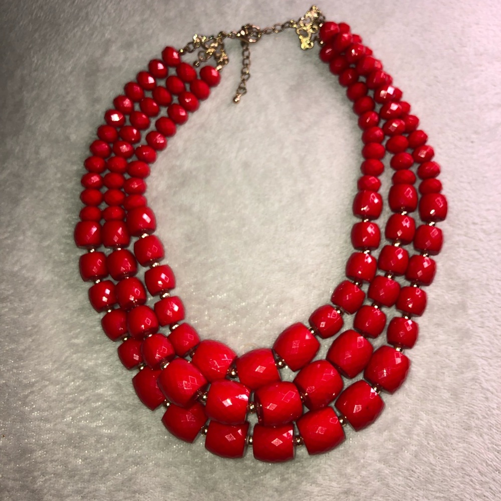 I am selling this red necklace